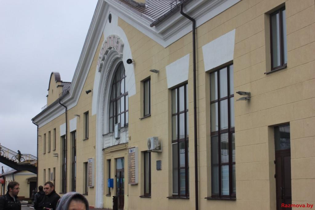 Вакзал з боку перону