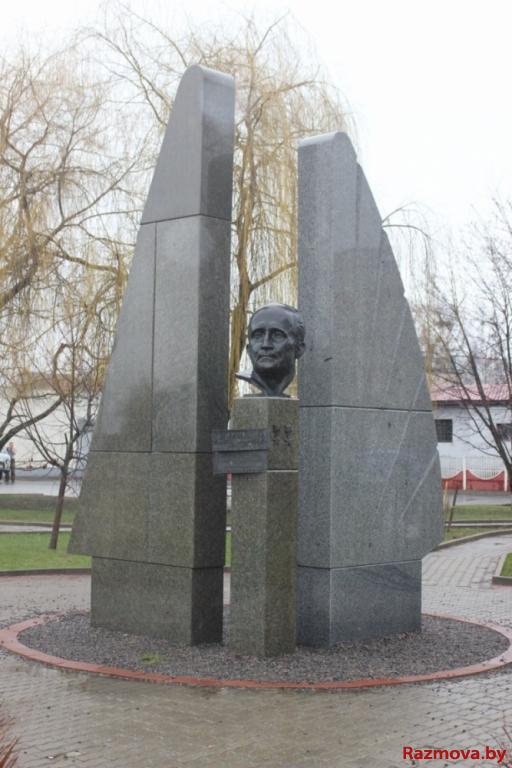 Помнік авіяканструктару Сухому