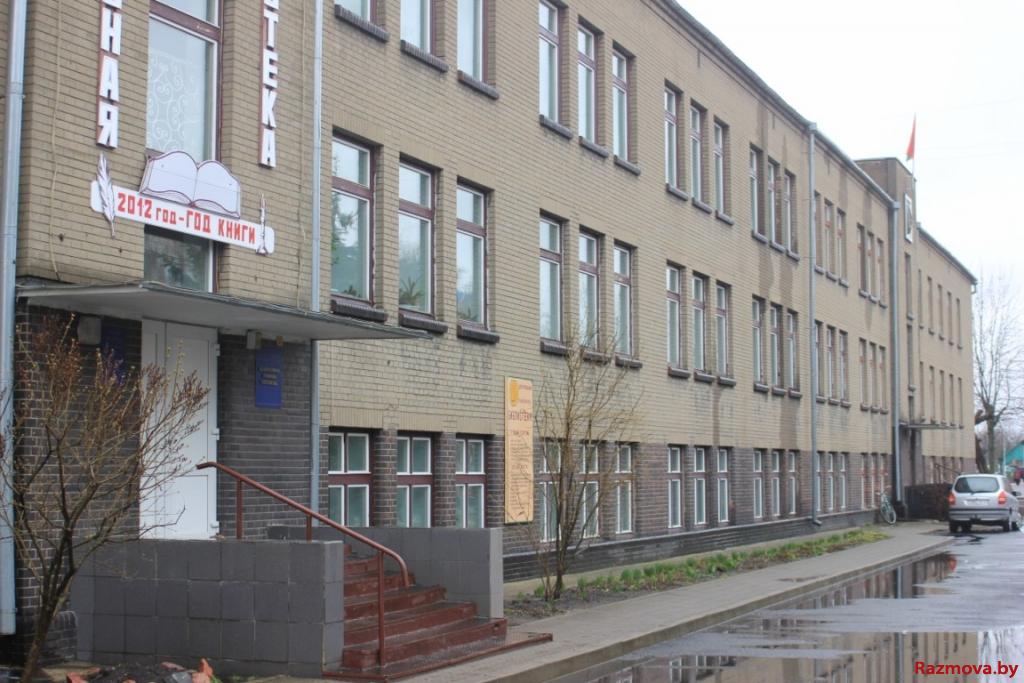 Старая казарма - у адным крыле бібліятэка, у другім суд